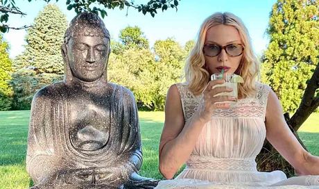 Madonna, vacanze toscane: la superstar festeggia i 67 anni con un bagno di folla al Palio di Siena