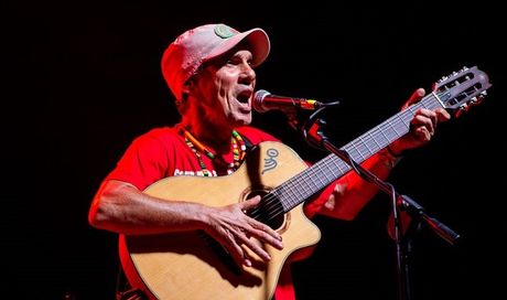 Manu Chao live, il sindaco di Cerveteri sale sul palco: “Ognuno seduto al proprio posto o il concerto finisce”