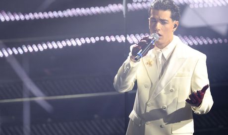 Perché Tony Effe ha coperto i tatuaggi a Sanremo 2025?