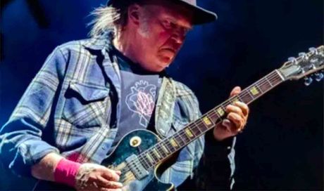 Neil Young lascia Facebook: “Inaccettabile l’uso dei chatbot con i bambini”