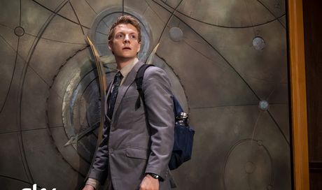 The Portable Door, recensione: un divertente fantasy “Sky Original” con atmosfere alla Harry Potter e una intrigante digressione dark