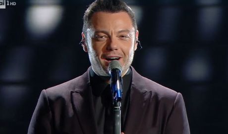 Tiziano Ferro commenta la sua esibizione in lacrime di “Almeno tu nell’universo”
