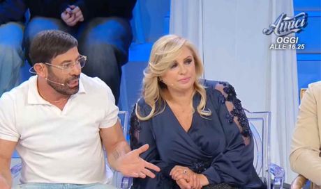 Dove rivedere tutte le puntate di Uomini e Donne in streaming