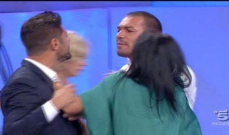Uomini e donne, coppie scoppiate e liti sedate
