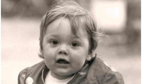 Qui è un bimbo dolcissimo, oggi è una star della musica internazionale: di chi si tratta?