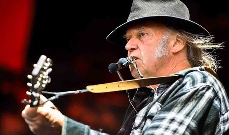 Neil Young annuncia l’addio ad Amazon e una nuova battaglia contro Big Tech