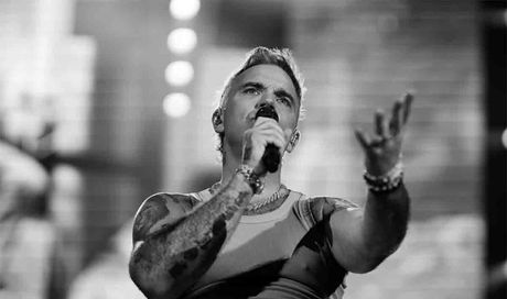 Robbie Williams, l’allarme sul farmaco dimagrante: “Sto perdendo la vista”