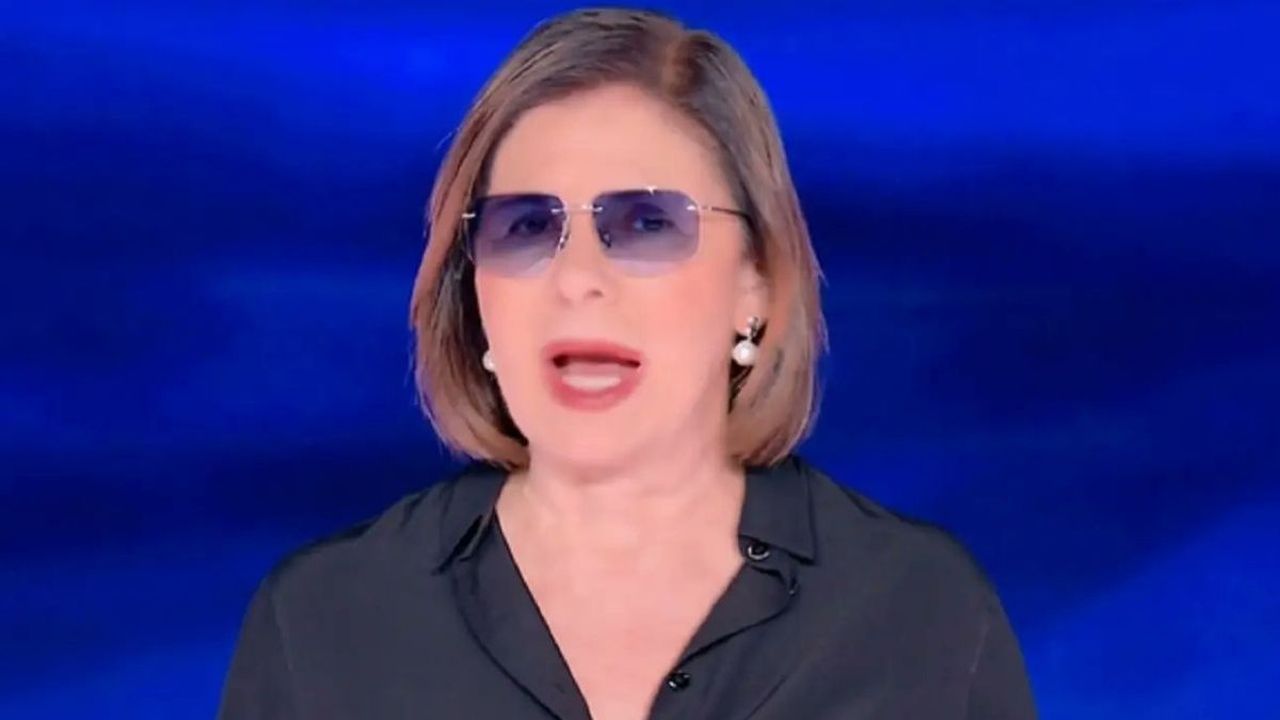 Bianca Berlinguer in onda con gli occhiali da sole a È sempre Cartabianca: l’operazione e la solidarietà di Corona