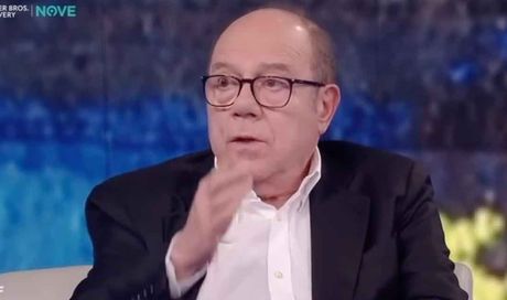 Carlo Verdone e la forza degli aneddoti: perché il piccolo schermo non rinuncia ai racconti del regista