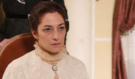 La Promessa, follia al battesimo: Eugenia rapisce il piccolo Andres e si lancia nel vuoto. Il tragico finale