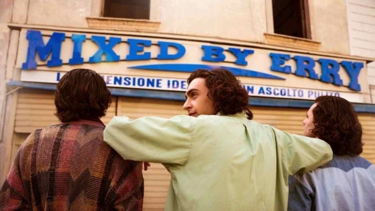 Mixed By Erry stasera in onda: 5 curiosità, cosa fanno oggi i protagonisti, la storia vera