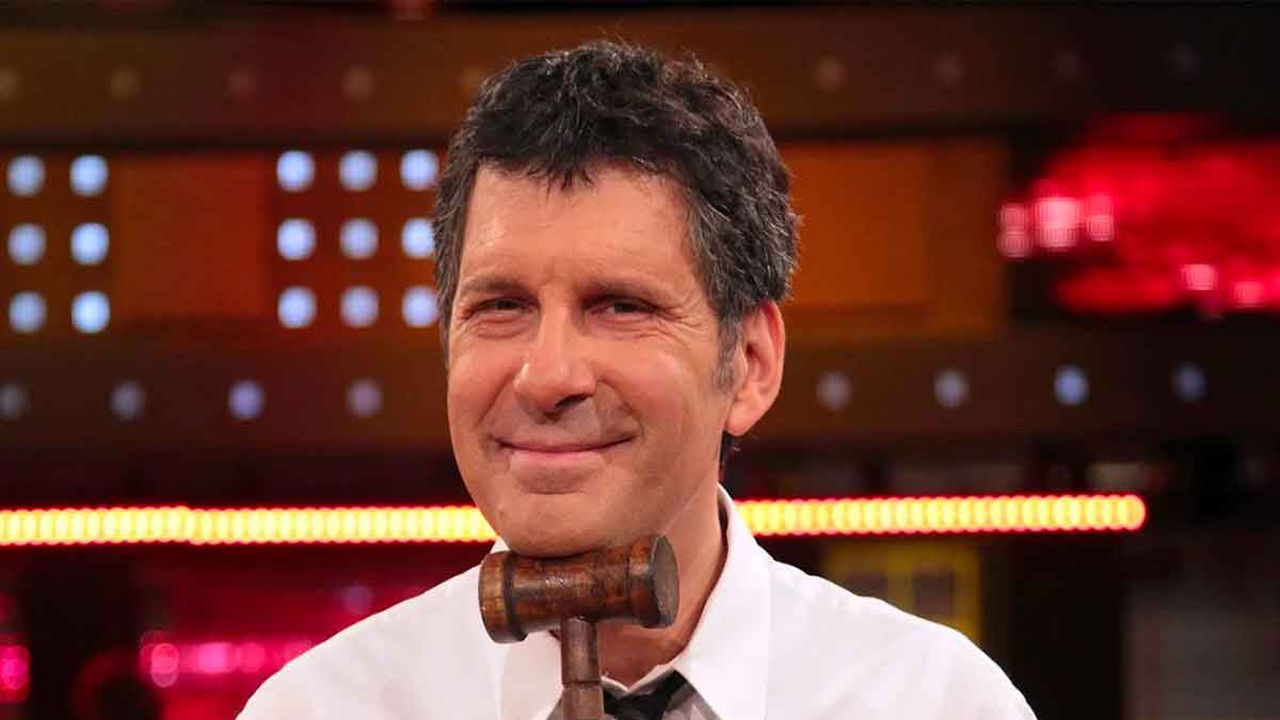 Ricordando Fabrizio Frizzi che oggi avrebbe compiuto 68 anni | Il conduttore che ha cambiato il volto della TV italiana
