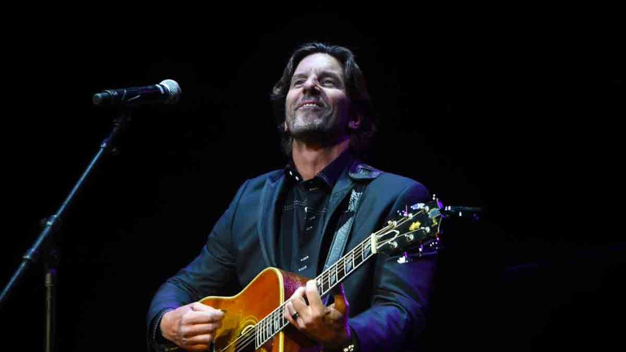 Incidente aereo, morte tragica per Brett James, il cantautore di “Jesus, Take The Wheel”