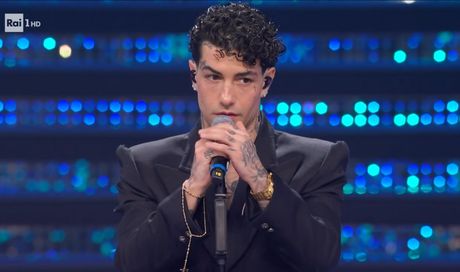 Sanremo 2025, se nemmeno l’autotune salva Tony Effe dalle stonature…