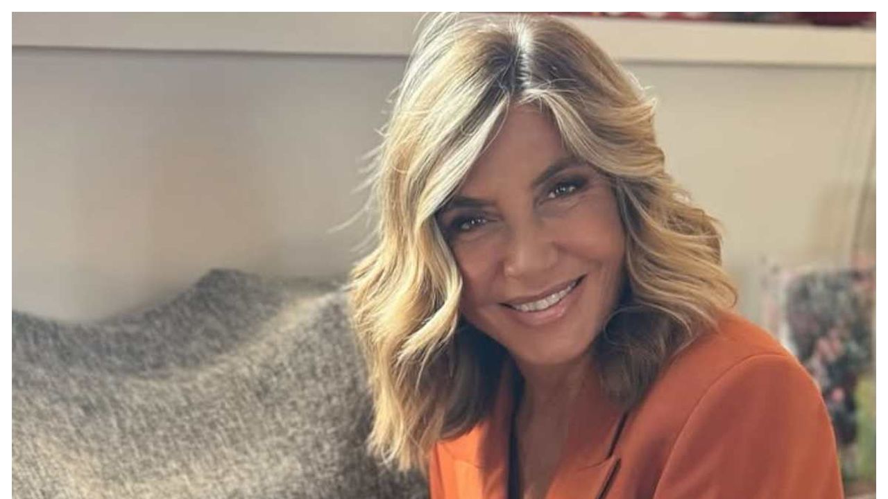 Myrta Merlino sirenetta a Capri: il primo bagno in barca con Tardelli, le foto