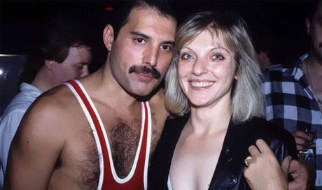 Freddie Mercury, asta dei ricordi: Mary Austin vende, la sorella compra in incognito