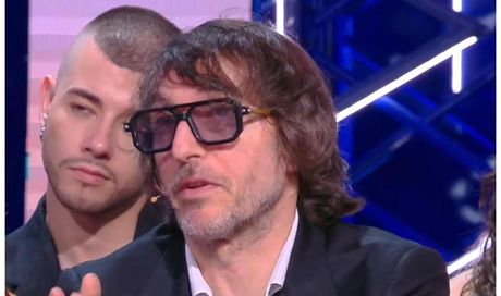 “Le mutande le cambi una o due volte a settimana?”. La risposta di Cruciani all’Isola dei Famosi