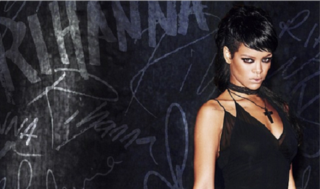 Rihanna picchia un fan in faccia col microfono durante un concerto criticatissimo a Birmingham (video)