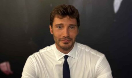 Il grande cuore di Stefano De Martino, il conduttore di Affari Tuoi ha sorpreso tutti così: “Entra nelle case e…”