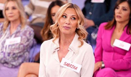 Uomini e Donne, chi è e cosa fa la dama Sabrina: età, lavoro, dove vive, il lutto, il profilo Instagram