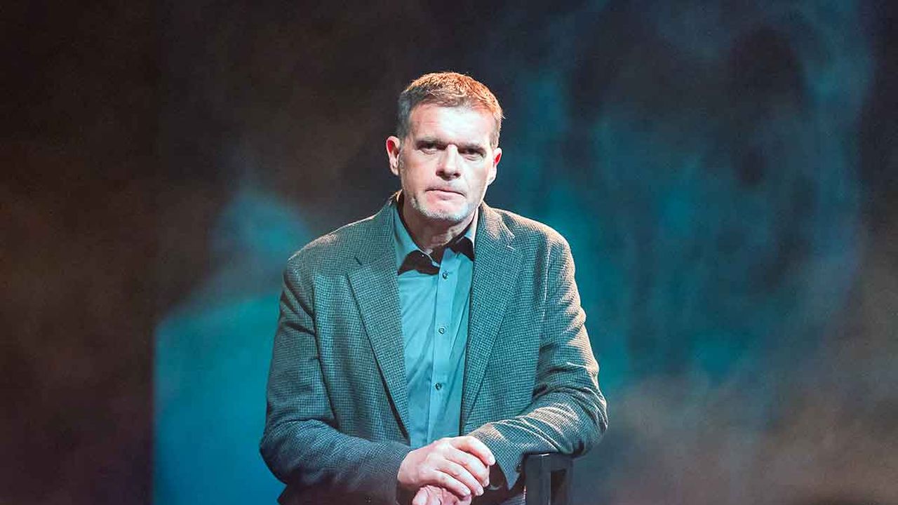 Intervista a Stefano Massini che porta Putin sul Nove: “Un viaggio nella zona d’ombra della storia contemporanea” – Video
