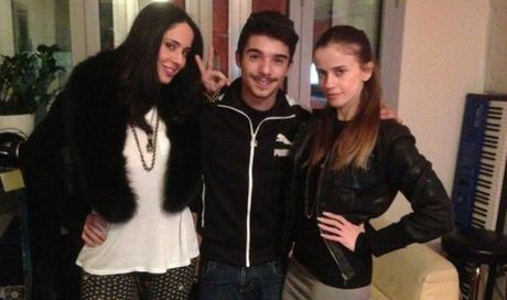 Moreno in Giungla di Paola e Chiara canta Tu devi essere pazzo