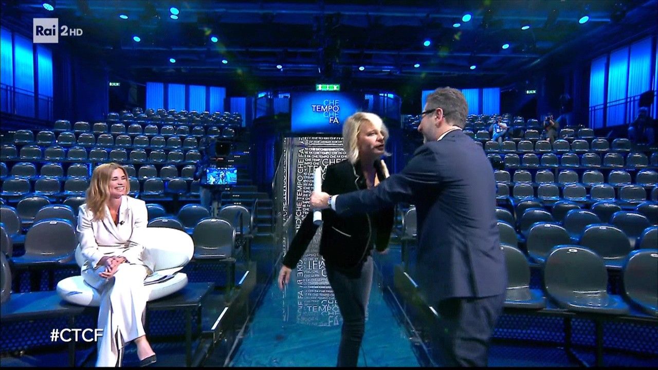 Maria De Filippi da Fazio, l’imbarazzo del mancato saluto a Che Tempo Che Fa (VIDEO)