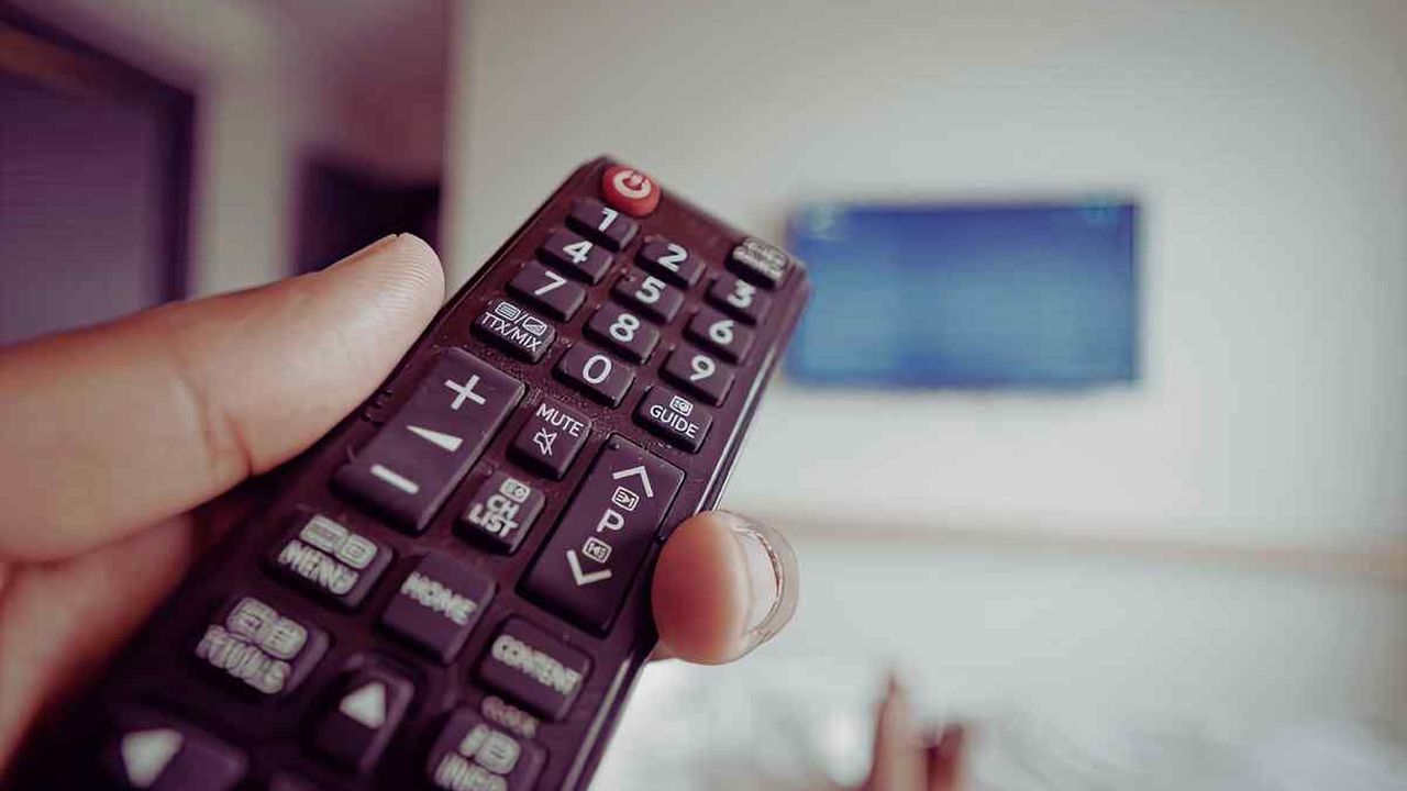 Sulla tua TV c’è un Menu nascosto che cambia tutto: mettiti comodo, potrai vedere quello che vuoi senza attese