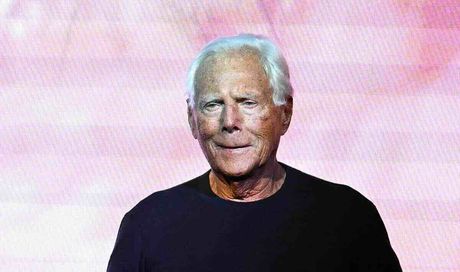 Mediaset ricorda Giorgio Armani: la programmazione tv dopo la morte dello stilista