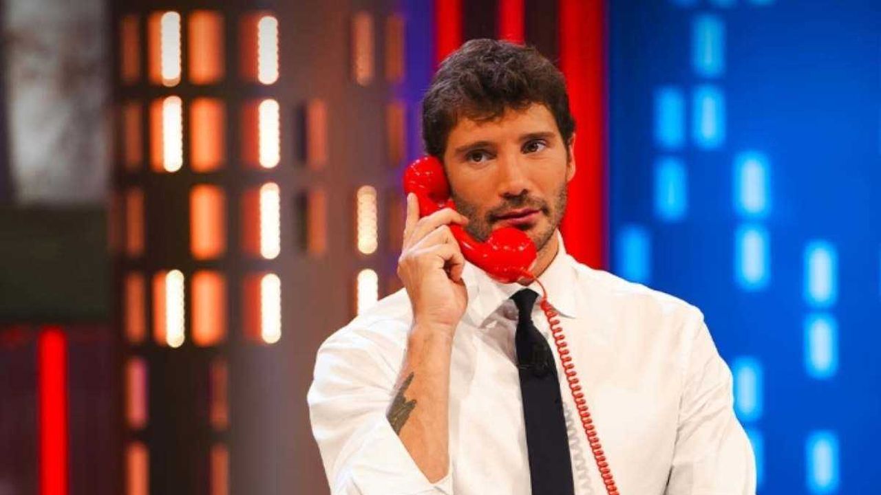 Affari tuoi, annuncio in diretta di Stefano De Martino: “Ci sarà anche lui”. Poi la partita: quanto hanno vinto stasera 2 gennaio 2026