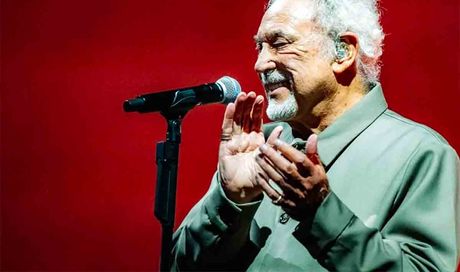 Tom Jones difende ancora “Delilah”: il pubblico di Cardiff lo sostiene tra fischi e polemiche