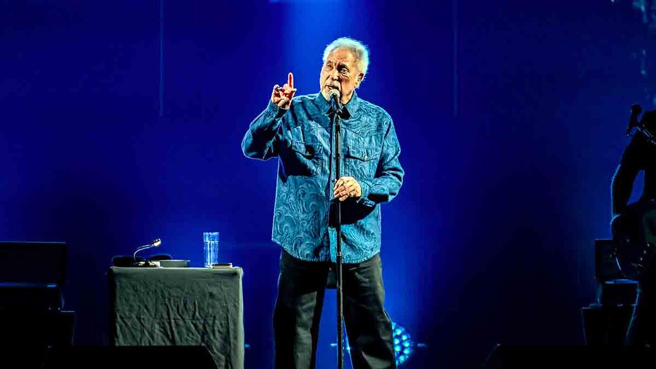 Paura per Sir Tom Jones: concerto cancellato all’ultimo per un’infezione respiratoria