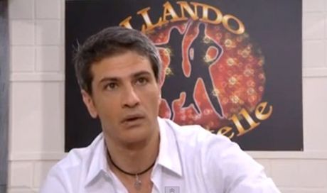 Ballando con le stelle, Lorenzo Crespi su Twitter attacca Milly Carlucci: “Non sei riuscita neanche a vincere con una barella in studio e ‘na finta zoppa”