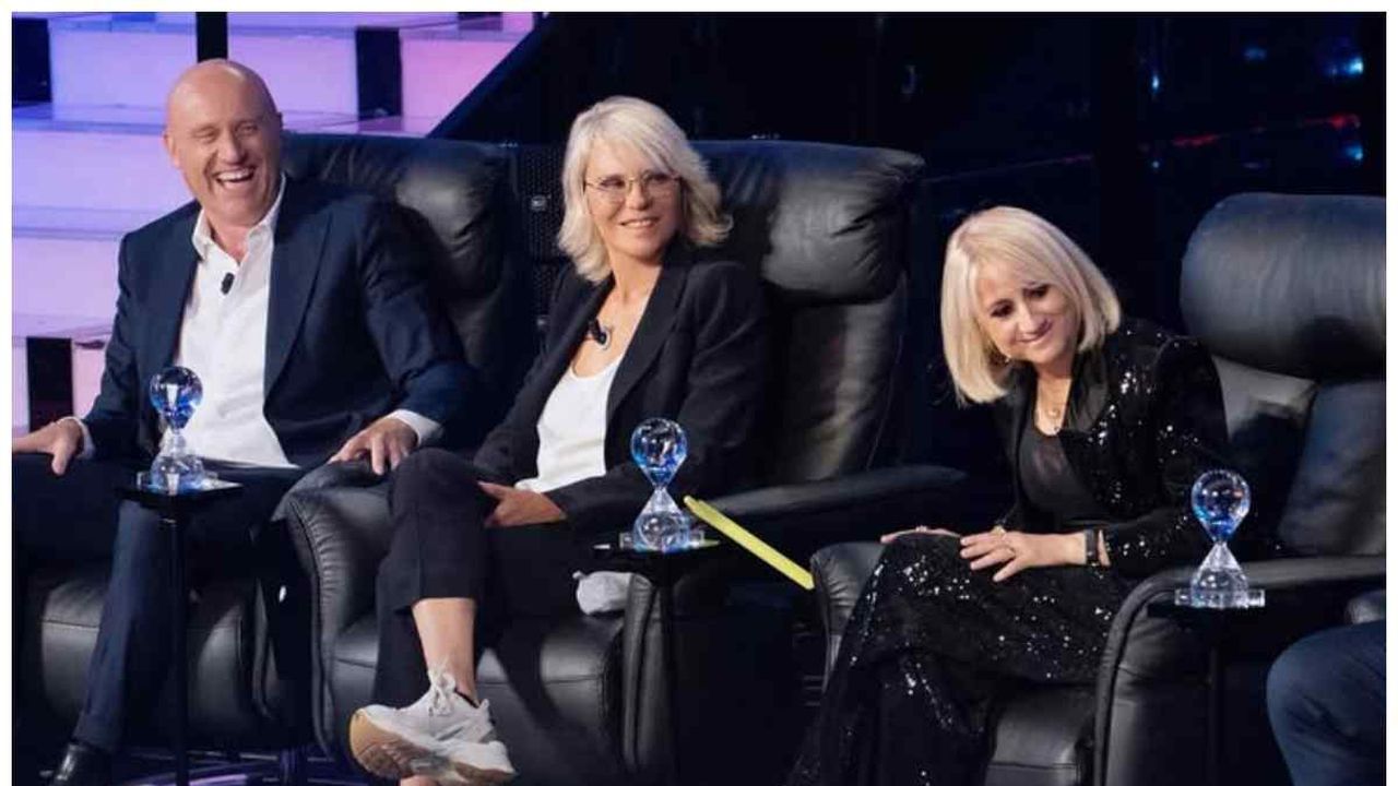 Tu Sì Que Vales leader del sabato sera, ma Ballando Con Le Stelle guadagna terreno. In crescita Gramellini. I dati Auditel del 4 ottobre 2025