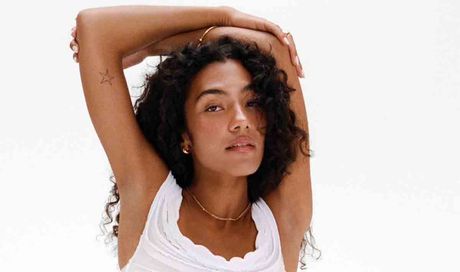 Olivia Dean fa la doppietta storica: “The Art of Loving” e “Man I Need” al n.1 in UK
