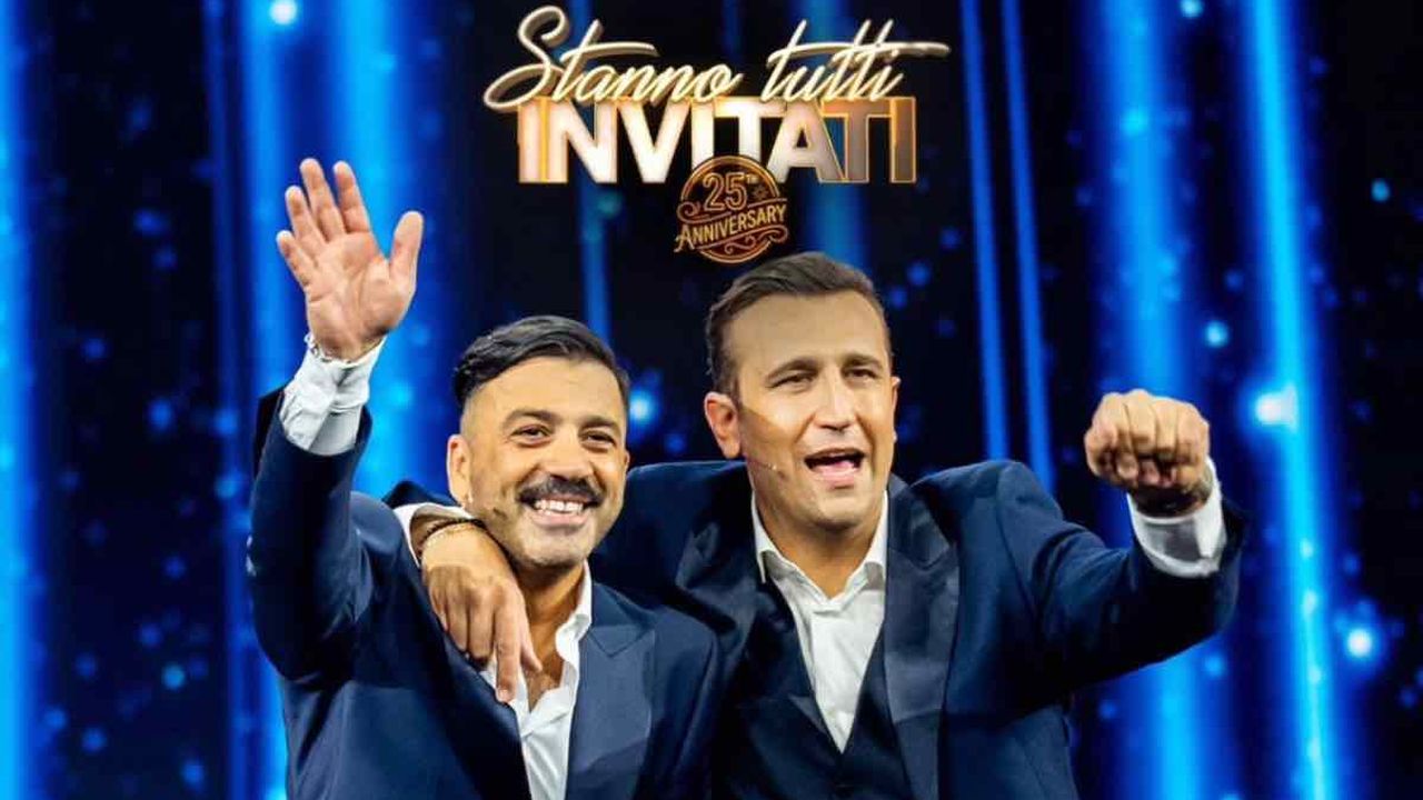 Stanno tutti invitati, Pio e Amedeo festeggiano 25 anni ma lo show evento funziona ancora come formula televisiva?