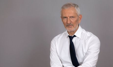 Dilemmi su Rai 3, intervista a Gianrico Carofiglio: “L’obiettivo è sovvertire ciò che si vede in tv. Parlare è la premessa per evitare la violenza”