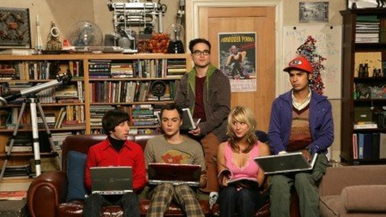The Big Bang Theory, da domani su Italia 1. In America arriva l’aumento di stipendio per il cast (e una gamba rotta per Kaley Cuoco)