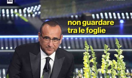 Carlo Conti nello studio del TG1: “Vi dico dove ho la lista dei cantanti, ma è quella dello Zecchino D’oro” | VIDEO