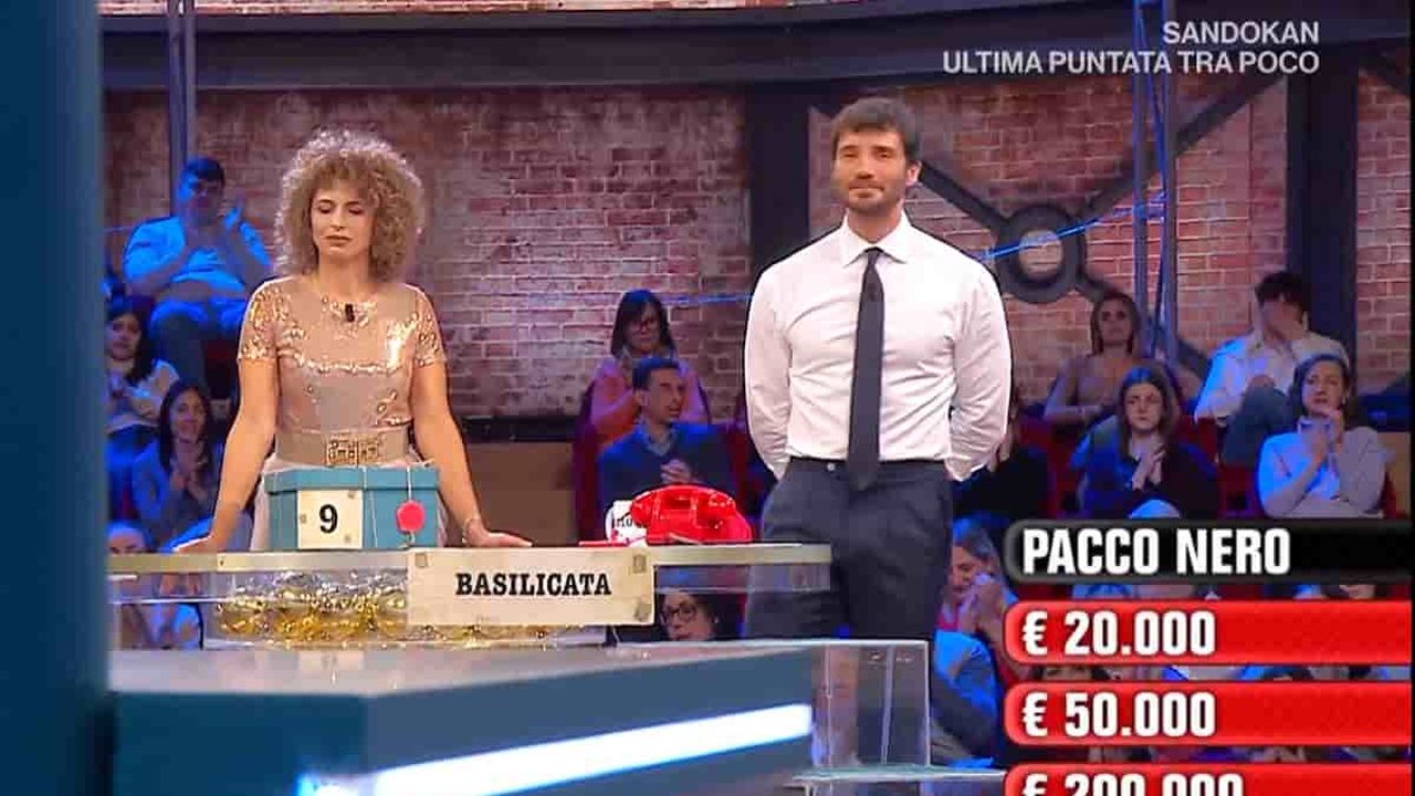 Affari tuoi, quanto hanno vinto stasera 16 dicembre 2025: poi la frecciatina di De Martino a Mediaset