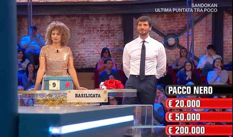 Affari tuoi, quanto hanno vinto stasera 16 dicembre 2025: poi la frecciatina di De Martino a Mediaset