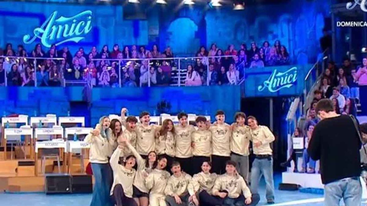 Amici 25, anticipazioni prima puntata del serale: due eliminati, al ballottaggio finale due ballerini di Celentano. La giuria ufficiale e il ruolo di Cattelan
