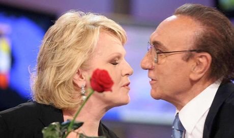 Katia Ricciarelli sconvolta per la morte dell’ex marito Pippo Baudo: gli anni d’amore, il divorzio, i motivi dell’addio, l’aborto