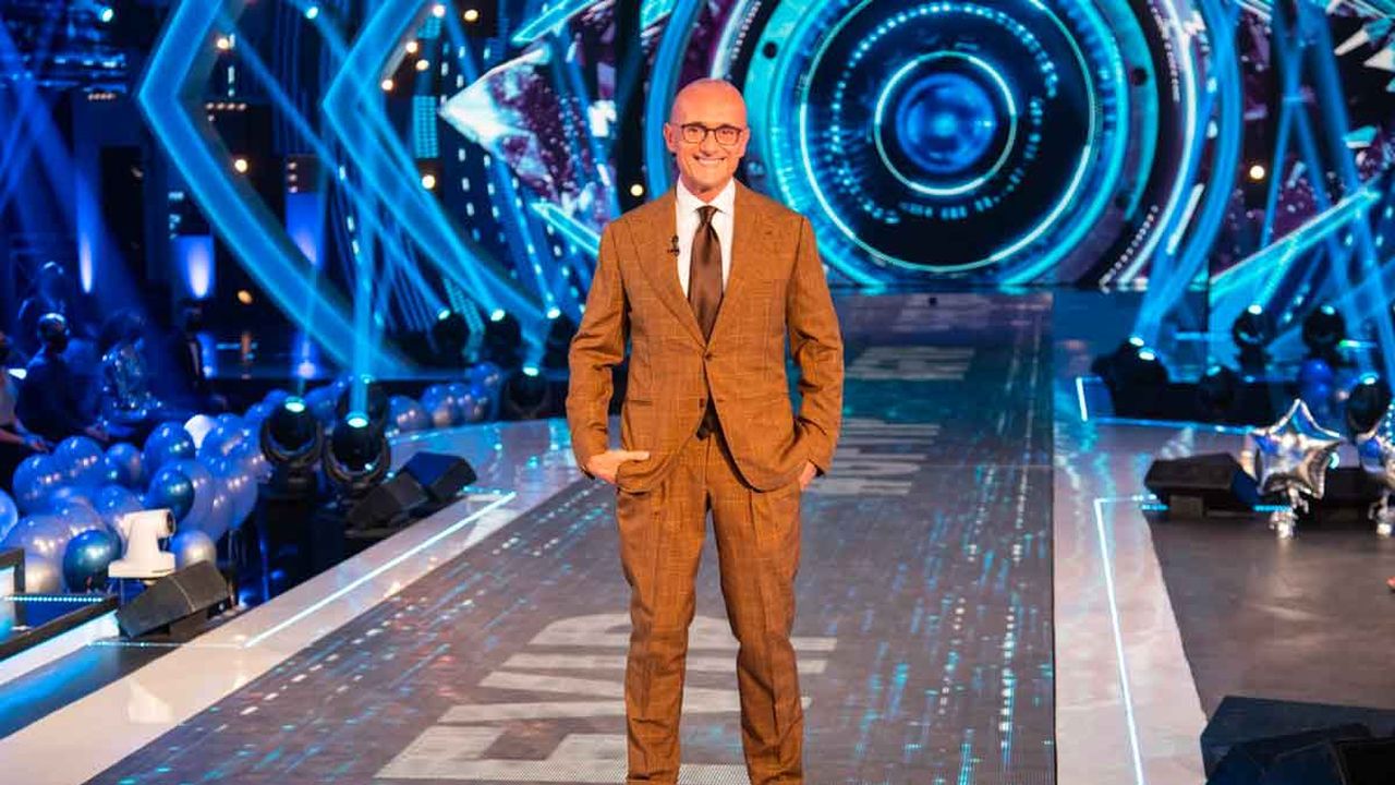 Alfonso Signorini lascia la direzione di Chi: vent’anni di storia si chiudono con un editoriale e un’allusione a Corona