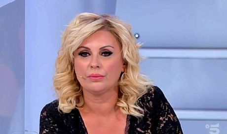 Uomini e Donne spoiler, confessa di aver trascorso la notte con il cavaliere: Tina fa piangere la dama