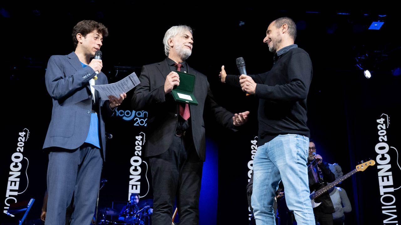 Premio Tenco 2024 stasera su Rai 1 in seconda serata: tutti i vincitori e i cantanti ospiti