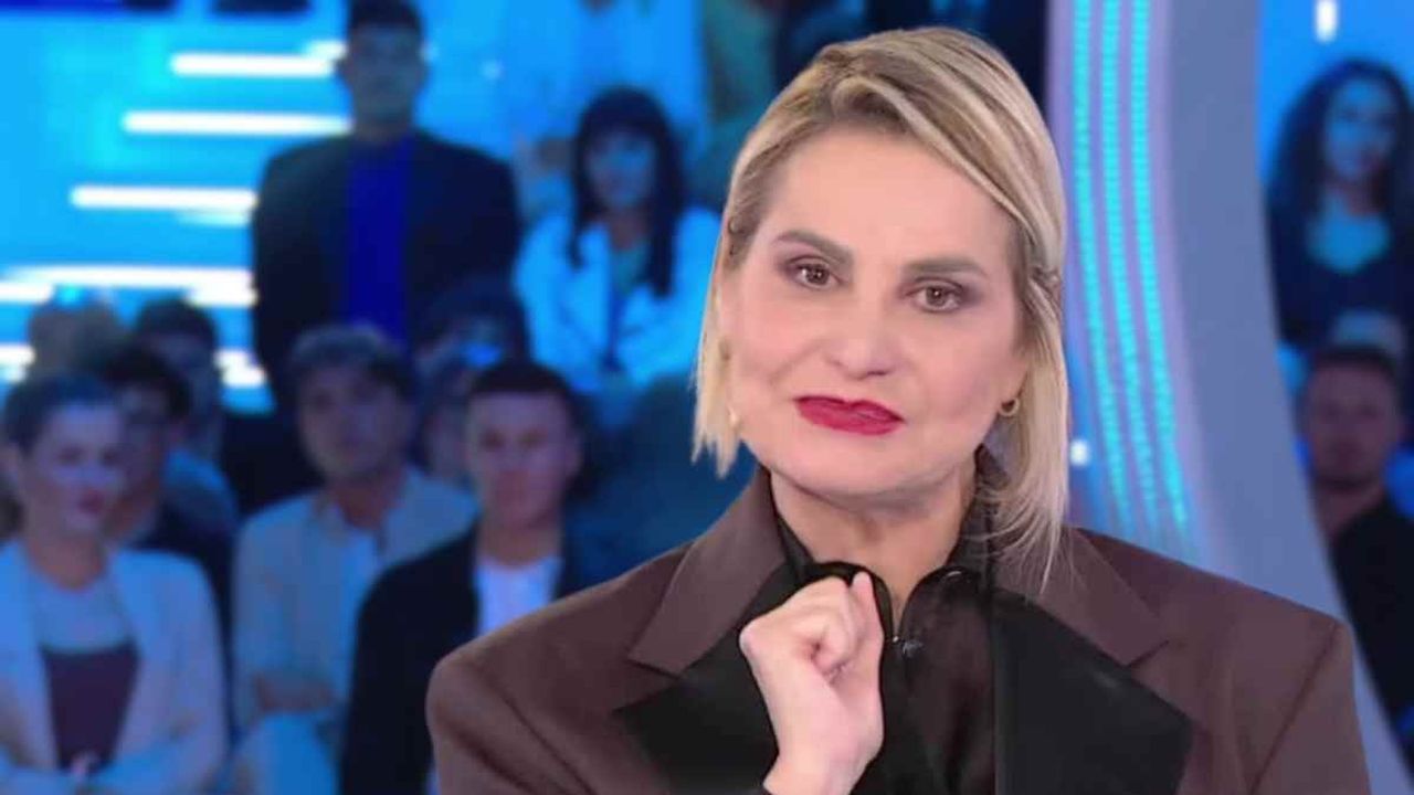 Grande Fratello, concorrente si abbassa i pantaloni davanti a tutti: cosa è successo