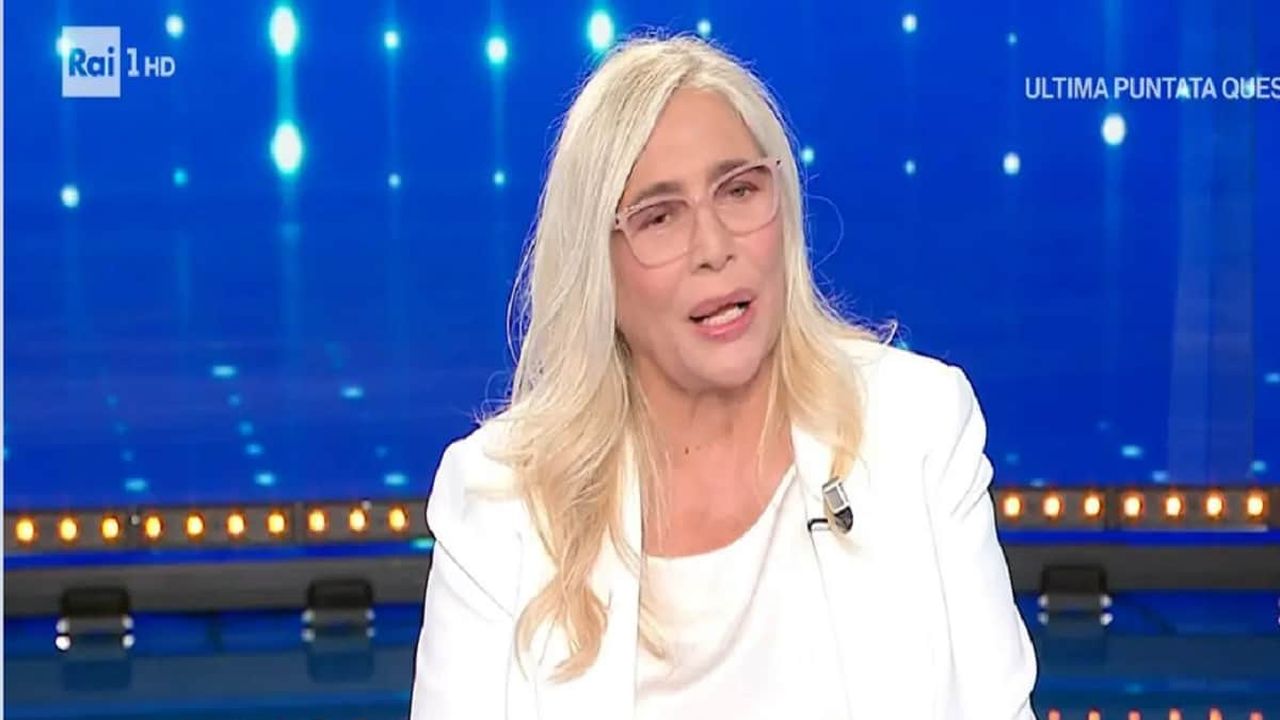 “Farò l’intervento, vado ad operarmi”. Mara Venier, l’annuncio in diretta, cos’è la maculopatia