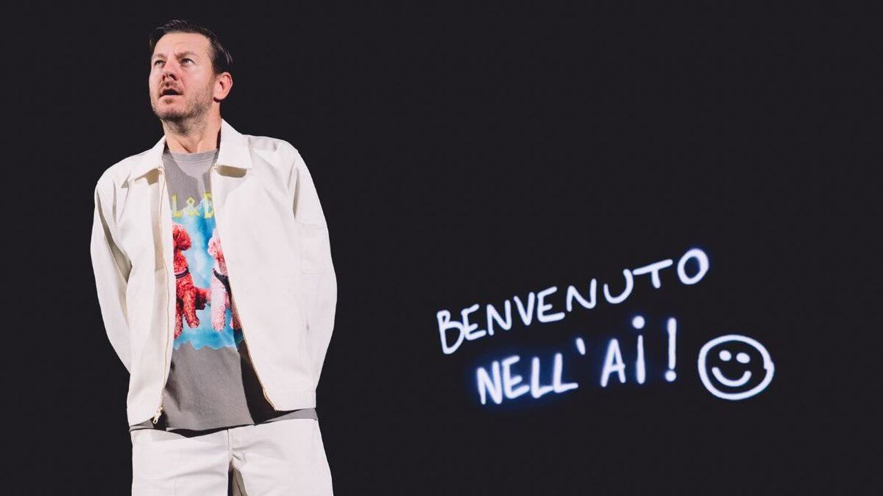L’unica cosa che un robot non può fare è la stand up: Alessandro Cattelan e lo show che smonta il mito dell’AI