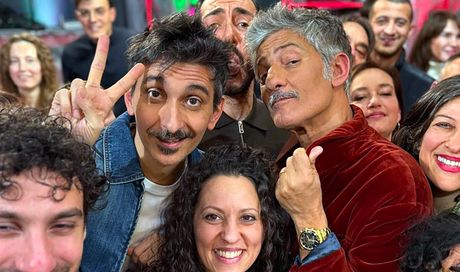Fiorello su Affari Tuoi: “Il pubblico pagato 30 euro? Chiamate Corona subito!”.